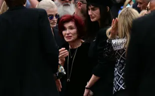 وداع أوزي أوزبورن.. شيرون تكشف رموز الحب في جنازة الأسطورة (فيديو)