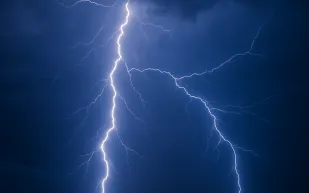 لحظة برق قلبت الشاطئ رأسًا على عقب.. ماذا حدث في فلوريدا؟ (فيديو) 