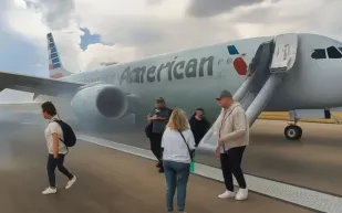 احتراق مفاجئ في عجلات طائرة أمريكية يُرعب 150 راكبًا (فيديو)