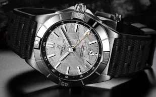 إيرلينغ هالاند يتألق بساعة بريتلينغ كرونومات GMT 40 المحدودة.. تعرف على مواصفاتها