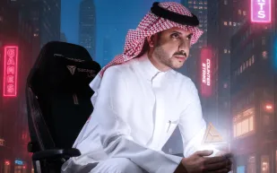 من يد التحكم إلى قيادة العالم.. فيصل بن حمران في حوار مع مجلة الرجل (فيديو) 