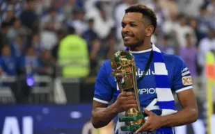 علي البليهي ينفي شائعات رحيله عن الهلال في مقطع فيديو طريف (شاهد) 