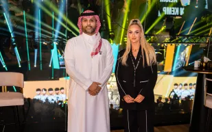 القحطاني و"أجمل لاعبة في العالم"  يخطفان الأضواء في كأس العالم الإلكترونية 