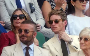 سفير أوميجا إيدي ريدماين يلفت الأنظار بأناقته الكلاسيكية في ويمبلدون