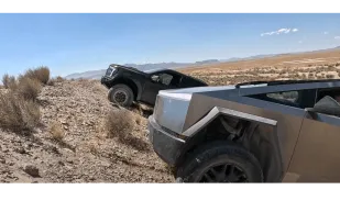 اختبار منحدر بين تسلا سايبرتراك وفورد رابتور آر يكشف عن نتائج غير متوقعة