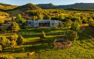 منزل أحلام مستوحى من الغرب الأمريكي.. مزرعة Last Chance Ranch للبيع مقابل 9.3 ملايين دولار