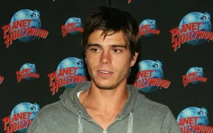 ماثيو لورانس يُحيي صوت روبن ويليامز بتقنية الذكاء الاصطناعي