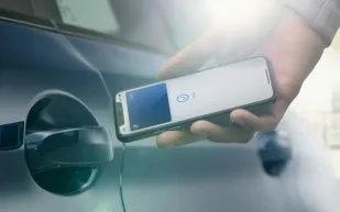 خاصية "Car Key" تصل لمالكي آيفون: فتح سيارات 13 علامة تجارية بدون مفتاح