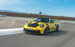  حروب الرياح والقوة: بين العبقرية الأوروبية وعضلات السيارات الأمريكية