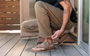 الـFlip Flops... الأحذية المفتوحة تعود لتفرض نفسها على منصات الموضة الرجالية