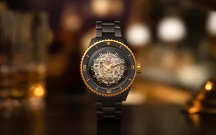 Captain Cook من Rado: رفاهية شفافة مرصعة بـ 25 حجرًا كريمًا