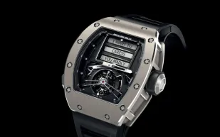 في حفل موسيقي.. آندي بايرون يثير الجدل بساعة "إيروتيكية" بـ570 ألف دولار