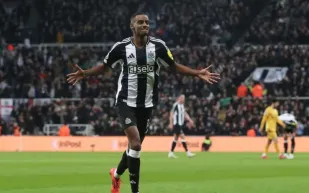 غموض يحيط بمستقبل ألكسندر إيزاك مع نيوكاسل يونايتد.. هل يرحل في سوق الانتقالات؟