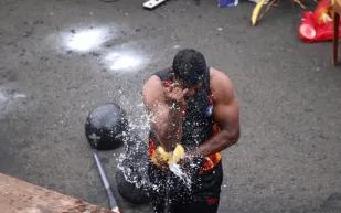 بيد واحدة فقط.. سرّ تحطيم جوز الهند الذي أدخل دومينيك موسوعة غينيس!