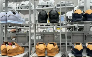 من تصميم فاريل إلى مشاغل فويتون.. حكاية حذاء Buttersoft الفاخر