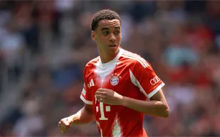 بايرن ميونيخ يُعلن تفاصيل الإصابة الخطيرة لجمال موسيالا ومدة غيابه المتوقعة