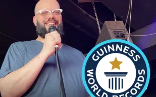 40 ساعة من الضحك: نجم كوميدي أمريكي يحطم الرقم القياسي لأطول عرض ستاند أب