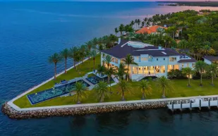 قصر بإطلالة مزدوجة يُعرض للبيع في فلوريدا مقابل 54.9 مليون دولار