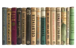 عرض 17 كتابًا نادرًا لجيمس بوند في مزاد عالمي 