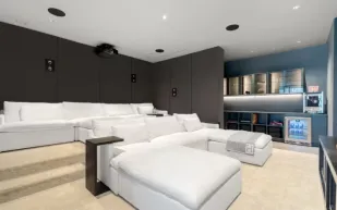 قصر حديث ببيت ضيافة رياضي في نورث ميامي ينتقل إلى مالك جديد