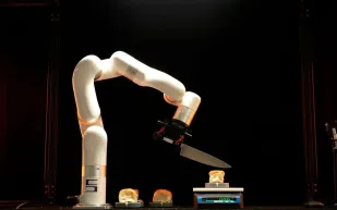 مستعينًا بذراع روبوتي: خبير يكشف عن السكين المثالي للاستخدام اليومي