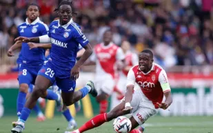 في صفقة قد تعيد تشكيل دفاعاته: نيوم يقترب من ضم إسماعيل دوكوري 