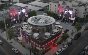 تسلا تفتح مطعمها الجديد في لوس أنجلوس بعد سنوات من التأجيلات