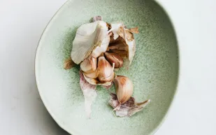 الثوم والبصل يتصدران القائمة.. أطعمة مذهلة تُغذي أمعاءك وتحسن صحتك الهضمية