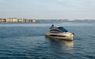 GTX70.. أحدث يخوت Pershing بتصميم رياضي فاخر وسرعة تصل 36 عقدة