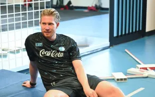 رسمياً.. كيفن دي بروين يوقّع لنابولي ويشيد بمشروع أنطونيو كونتي