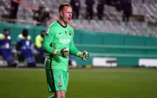 قبل السفر لاجراء الجراحة: تير شتيغن يوضح موقفه بعد توتر علاقته مع برشلونة (فيديو)