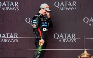 لاندو نوريس يفوز بجائزة بريطانيا الكبرى بعد خطأ مفاجئ من بياستري (فيديو)