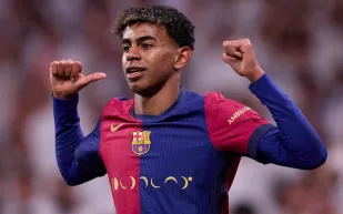 "بيد جدته فاطمة".. لامين يامال يوقّع على مستقبله في برشلونة (فيديو)