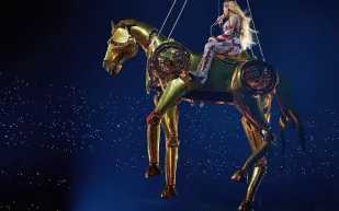 بيونسيه تطير بحصان ذهبي في جولة Cowboy Carter (فيديو)