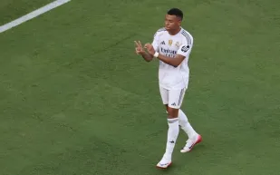 مبابي يودّع ديوغو جوتا بهدف ورسالة صامتة (فيديو)