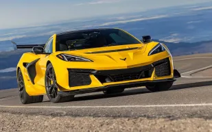 هل تستطيع كورفيت ZR1 التفوق على تسلا بلايد في سباق التسارع؟ (فيديو)