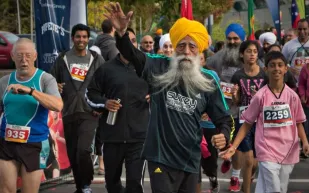 وفاة أكبر عداء ماراثون في العالم عن عمر 114 عامًا بحادث سير (فيديو)