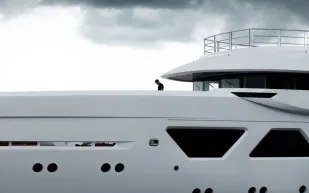 يخت Amels 6008 يرى النور بمزايا تسليم سريع ورفاهية مستدامة