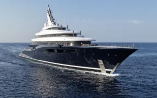 "Breakthrough".. أول يخت يعمل بالهيدروجين من Feadship يظهر في موناكو 2025