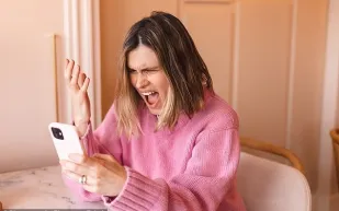 خلل غامض في iPhone يُربك المستخدمين.. ما قصة النقطة السوداء القاتلة؟