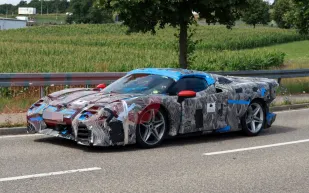 وحش مموه.. فيراري تختبر خليفة SF90 تحت أنظار المتربصين (فيديو)