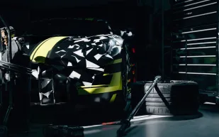 مرسيدس-AMG تزيح الستار عن "AMG GT TRACK SPORT" بمحرك V8 خارق (فيديو)