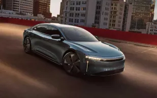  Lucid Motors تطلق تحديثًا يتيح قيادة سياراتها بدون يدين على الطرق السريعة 