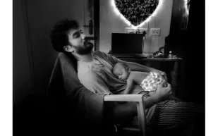 دراسة تكشف: الآباء لا يغفون عن بكاء أطفالهم