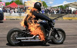 رجل يحترق على دراجته النارية.. مغامرة فرنسية تدخل موسوعة غينيس (فيديو)