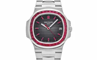 تتباهى بالبلاتين والياقوت.. ساعة أيقونية بتوقيع Patek Philippe تتصدر مشهد الفخامة