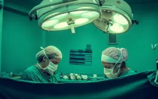 جراحون روس يواصلون عملية دقيقة خلال زلزال روسيا (فيديو)
