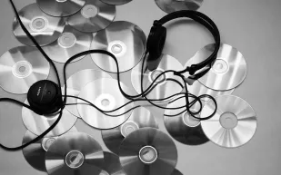 السماعات والهواتف القديمة وكاميرات الفيلم: كيف تعيد الموضة صيحات التكنولوجيا؟