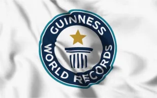 كندية تدخل موسوعة غينيس بسرعة تاريخية على دراجة كلاسيكية (فيديو)