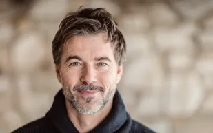 النساء أكثر قبولًا لعروض الرجال الجذابين... حتى لو كانت غير عادلة